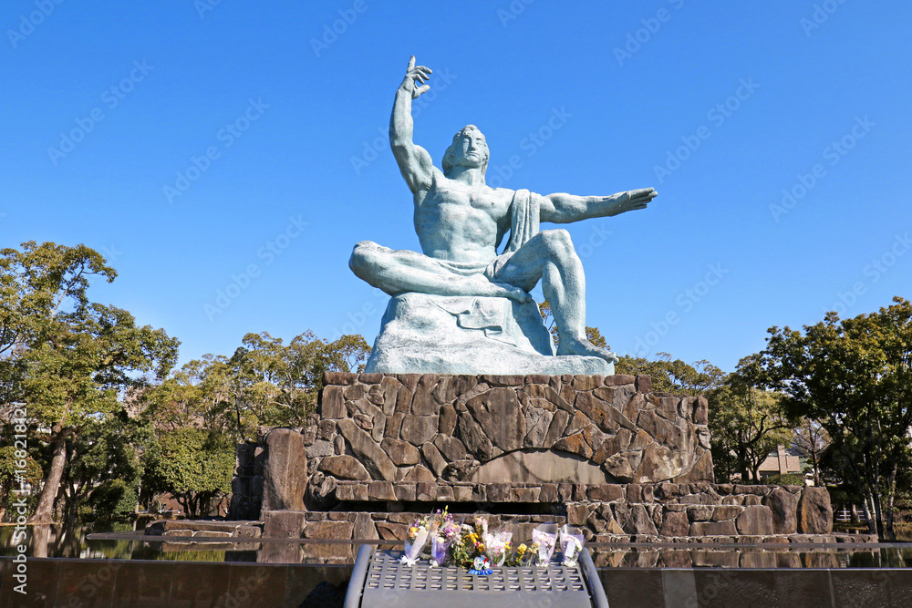 Fototapeta premium Statua Pokoju Nagasaki w Parku Pokoju Nagasaki w Japonii