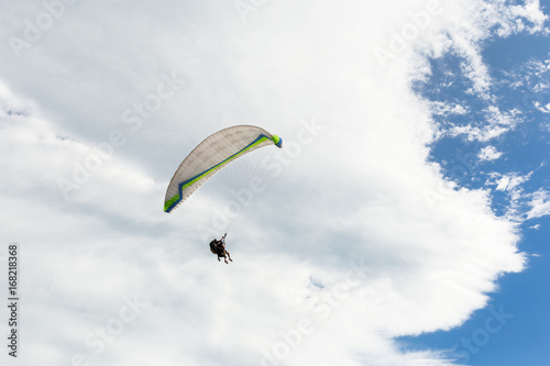 Fototapeta Naklejka Na Ścianę i Meble -  paraplane flying high up
