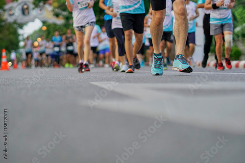 Men  women  run the marathon.