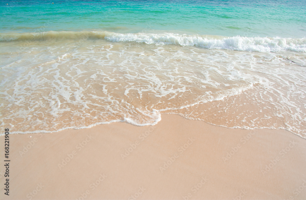 Obraz premium beautiful wave of ocean on the beach