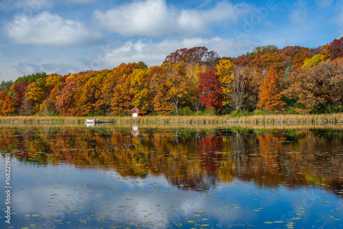 Fototapeta Naklejka Na Ścianę i Meble -  autumn reflections, east boot lake, minnesota