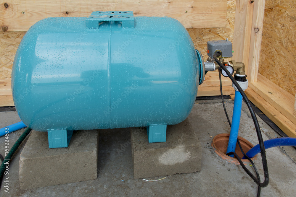 Hydrophore or water tank equalizing the pressure Hydrophore or water tank equalizing the pressure