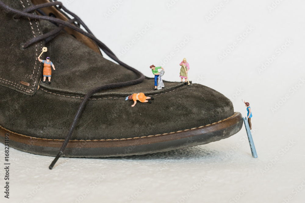 fleißige Schuhputzerinnen in Miniatur