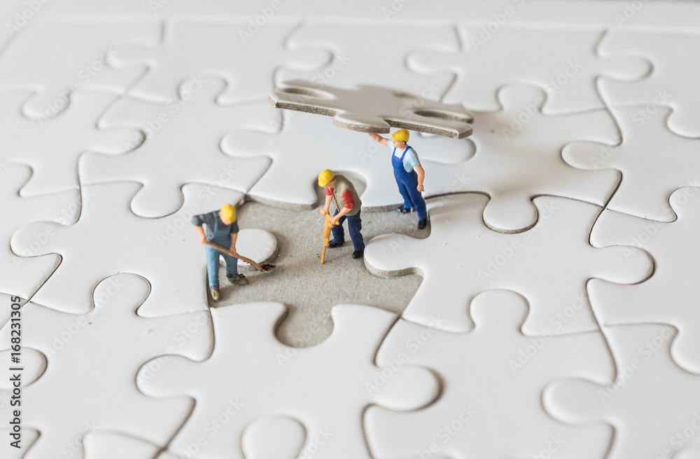 Straßenbauarbeiten mit Puzzleteilen