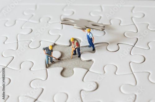 Obraz na płótnie Straßenbauarbeiten mit Puzzleteilen w salonie