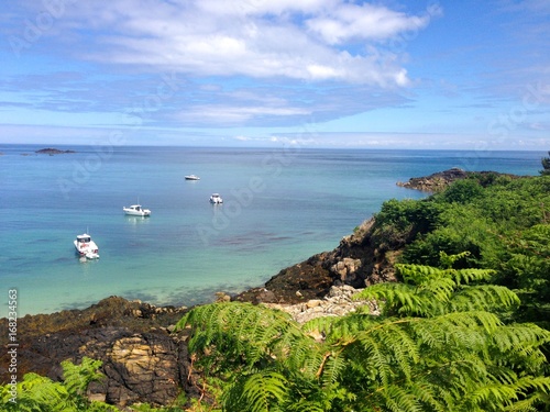 Bâteaux accostés près de l'île d'Herm