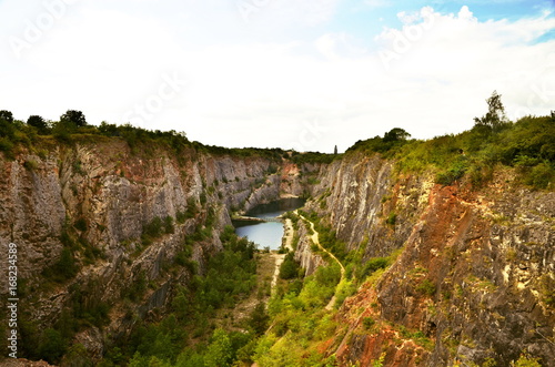 A view of a flooded quarry during a sunny day © sowicz