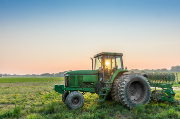 Acrylglasbilder Traktor Traktor auf Farm in Maryland bei Sonnenuntergang  © flownaksala