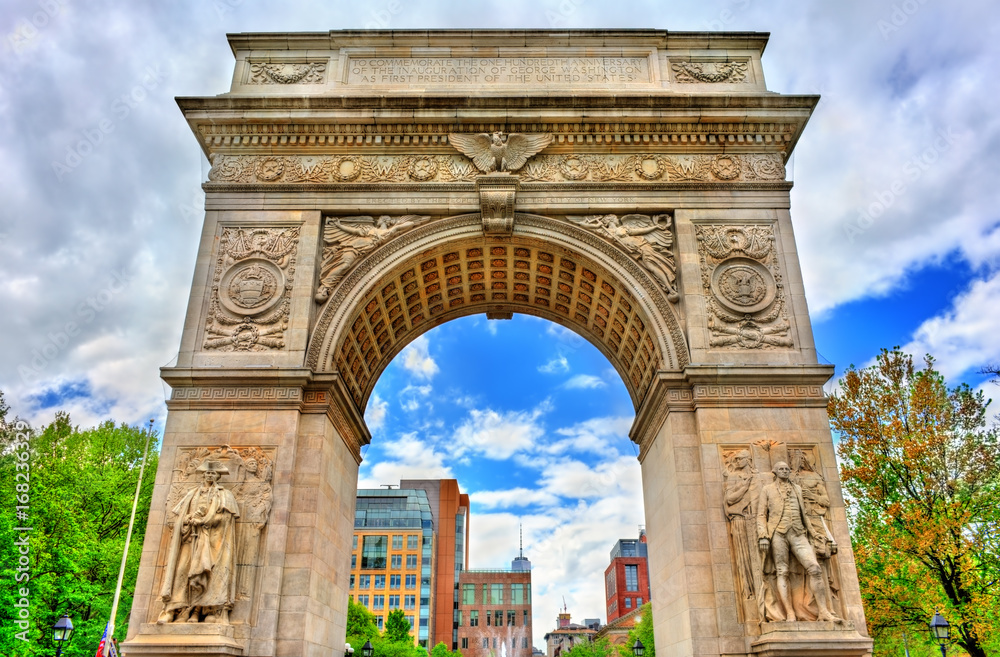 Naklejka premium The Washington Square Arch, marmurowy łuk triumfalny na Manhattanie w Nowym Jorku