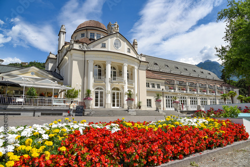 Kurhaus und Promenade in Meran im Sommer