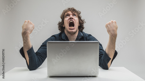 Konstfotografi man hating computers and technology