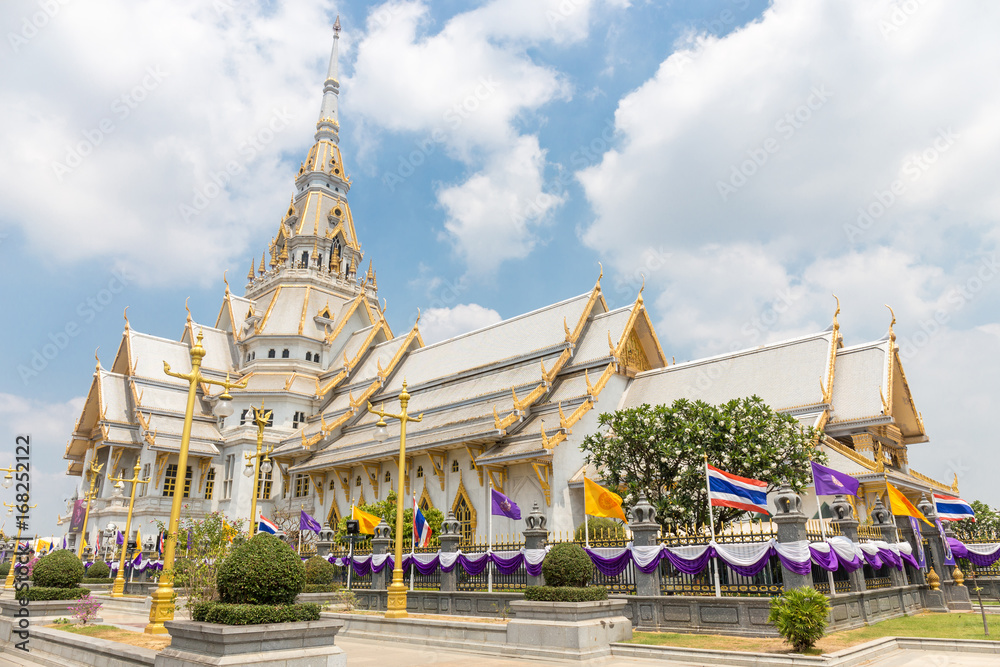 Naklejka premium Beautiful temple in Thailand.wat wat sothon wararam worawihan build from marble with cloud sky background at Chachoengsao province