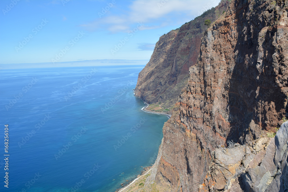 Cliffs located in Cabo Girão de madeira 4