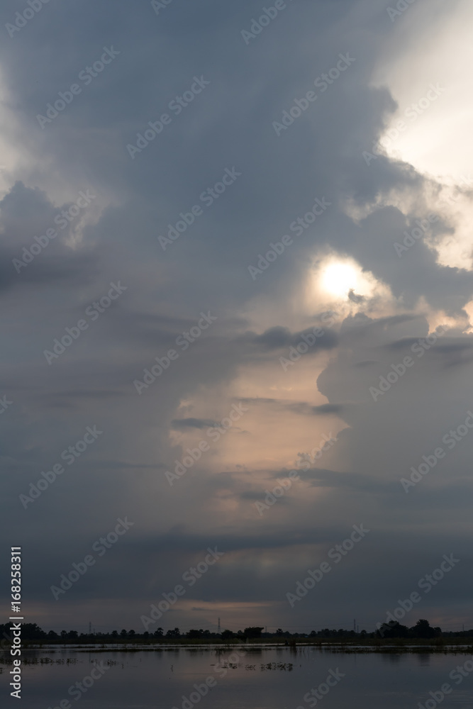 Naklejka premium Cloudy early morning on the flood.