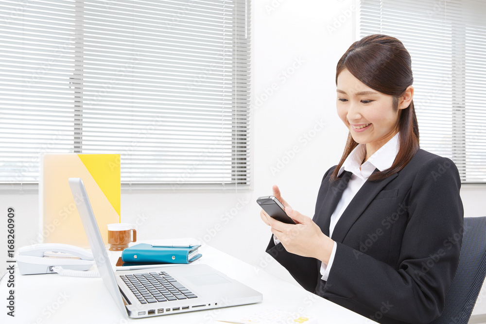 Wunschmotiv: 女性　ビジネス　スマートフォン #168260909