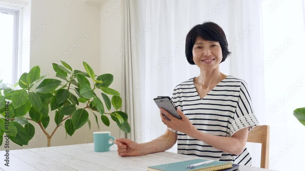 ミドル女性　案内