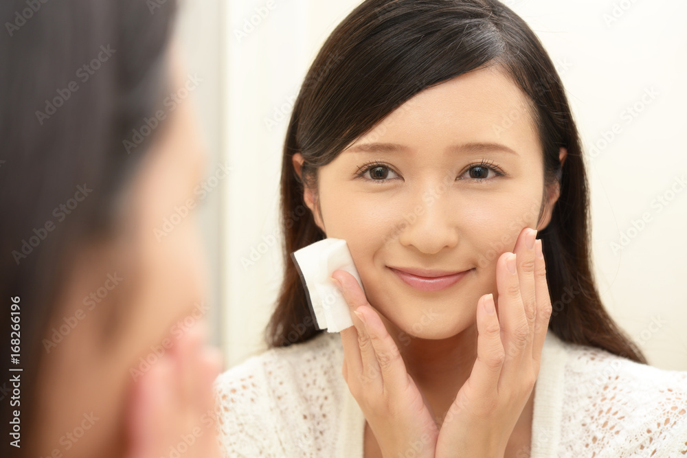 スキンケアをする女性