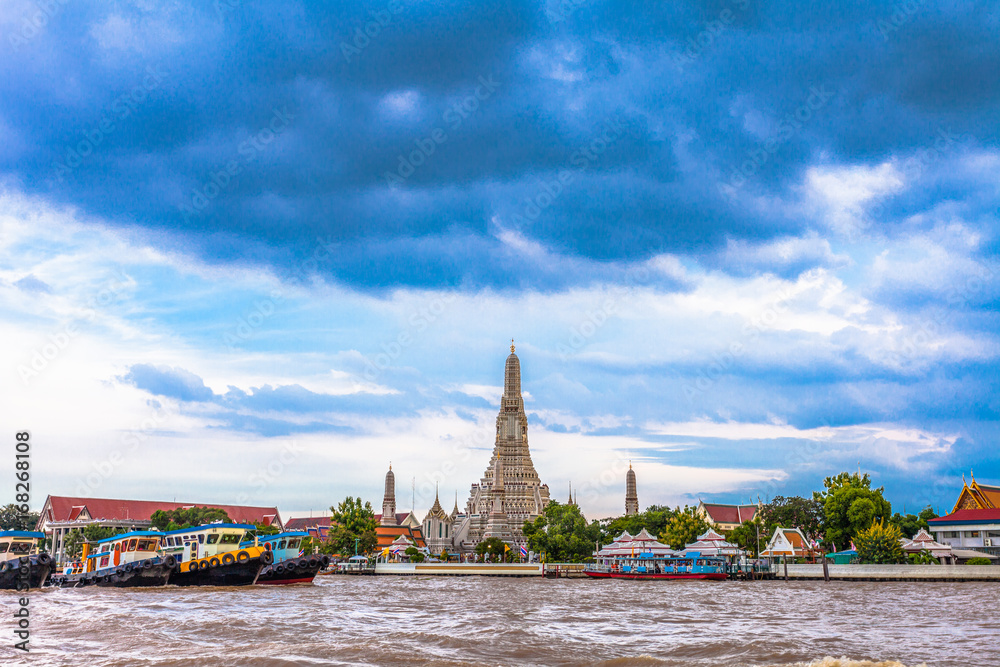 Fototapeta premium Wat Arun -the Temple of Dawn in Bangkok, Thailand