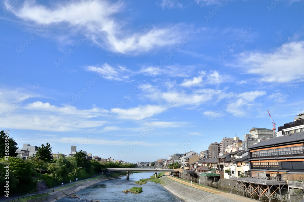 京都　夏の鴨川風景
