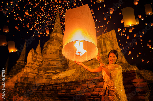 Foto Thai lady enjoy yeepeng festival