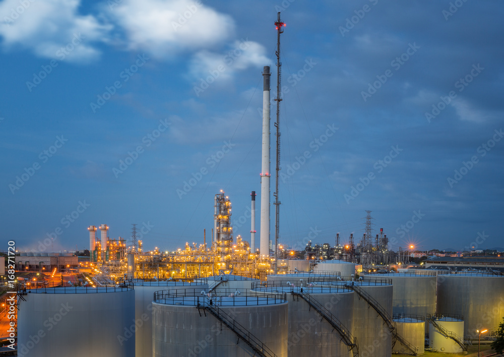 Fototapeta premium Oil tank and oil refinery factory in Thailand