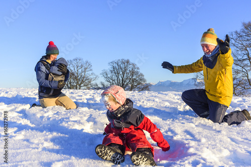 junge Familie genießt den Winterurlaub im Schnee