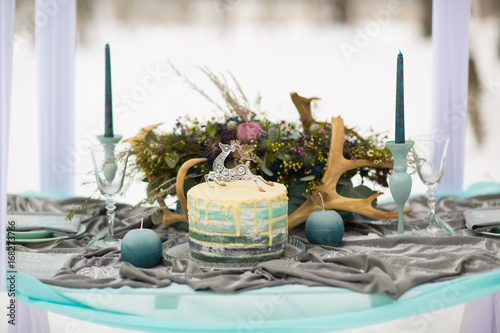 decorate Wedding Cake with winter flowers and candles