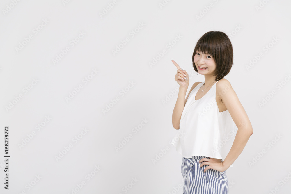 ポーズをとる女性 ポーズをとる女性