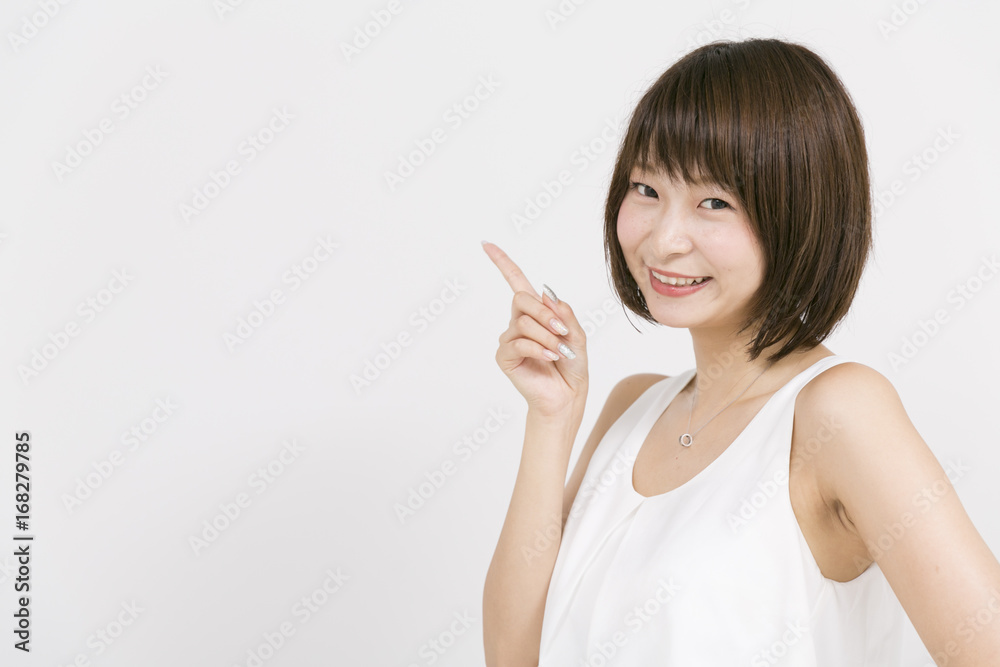 ポーズをとる女性 ポーズをとる女性