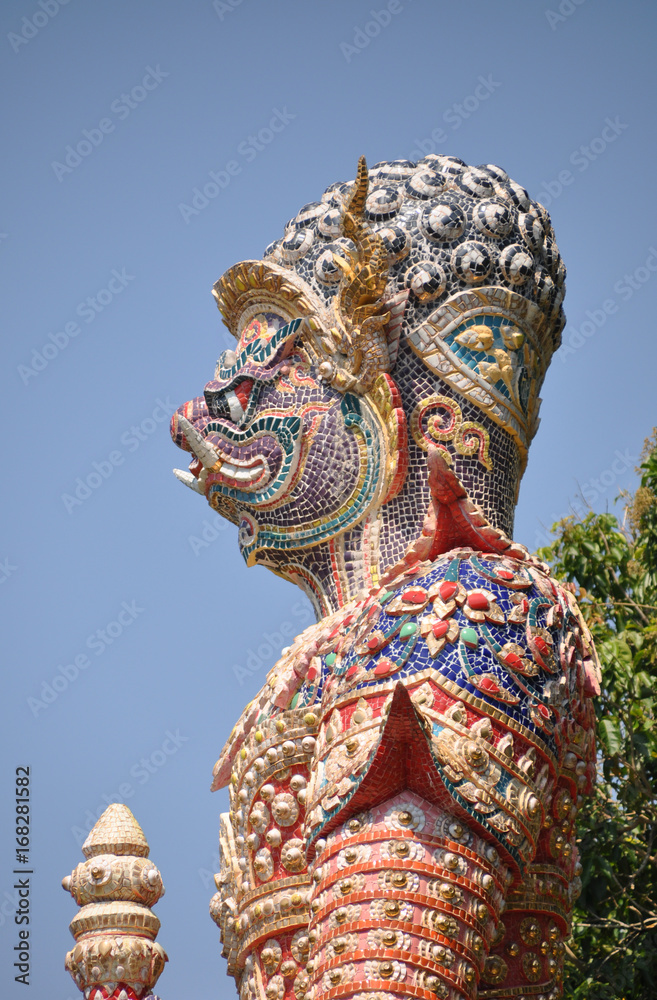 Naklejka premium big thai giant statue stand protection temple and mountain