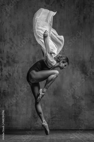 Fototapeta Naklejka Na Ścianę i Meble -  Young beautiful dancer is posing in studio