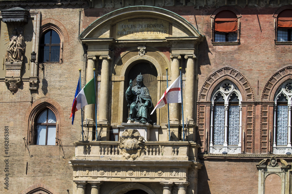 Obraz premium BOLOGNA, ITALIA - LUGLIO 22, 2017: Piazza Maggiore, dettaglio architettonico del Palazzo d'Accursio o Comunale che è attualmente sede del municipio - Emilia Romagna