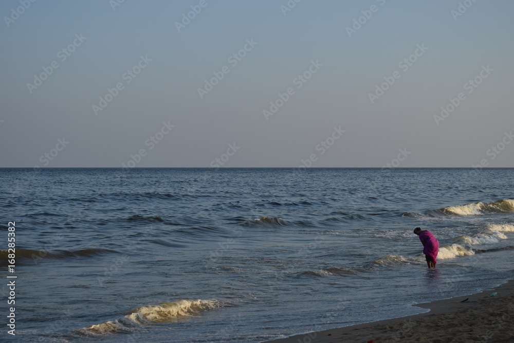 Mujer en la orilla, Chennai (India)