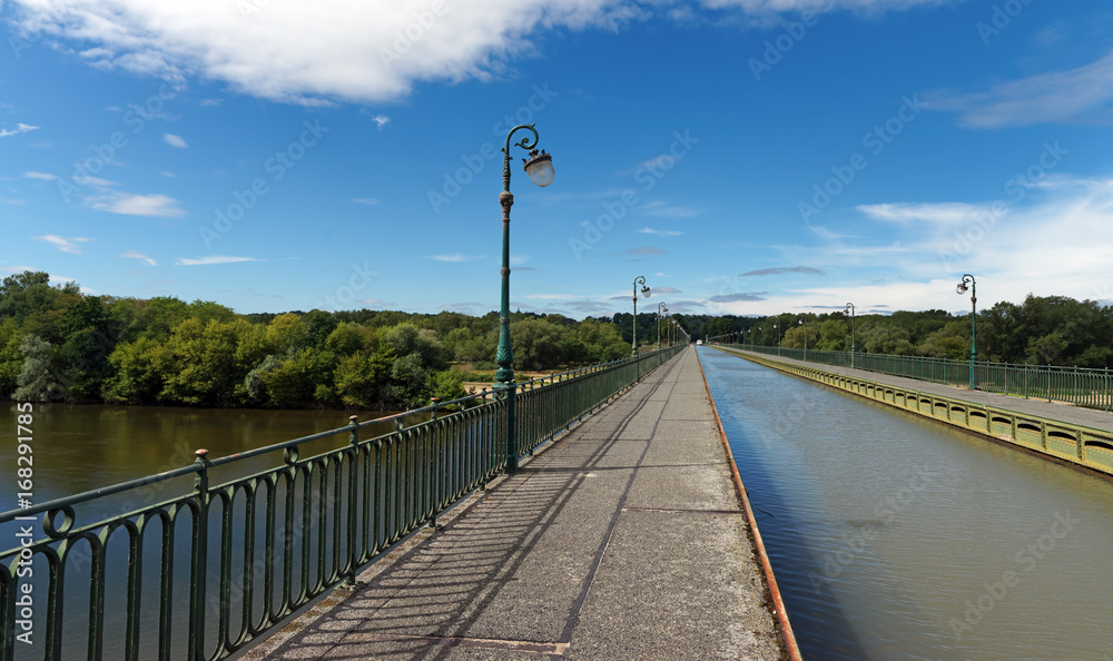 Pont canal de Briare dans le Loiret
