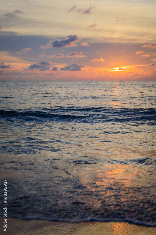 Obraz premium Golden sunrise sunset over the sea ocean waves