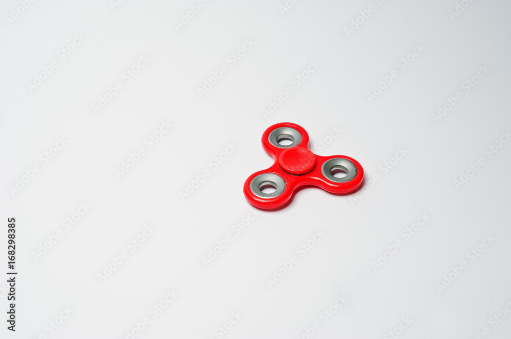 Close-up photo of a red fidget spinner on a white background. Stock-Foto |  Adobe Stock