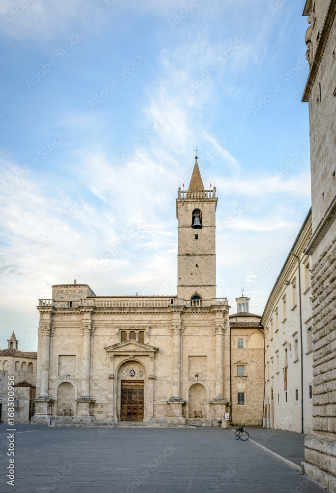 Ascoli Piceno, facciata di chiesa