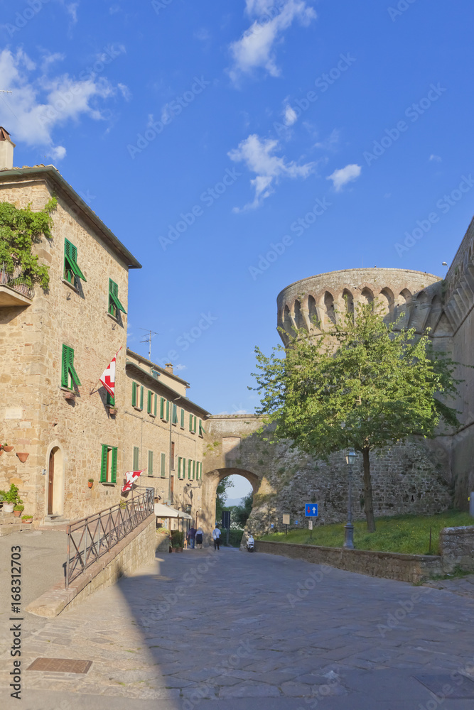 Toskana-Panorama, Volterra im Chianti-Gebiet, ( Festung der Medici mit Stadttor)