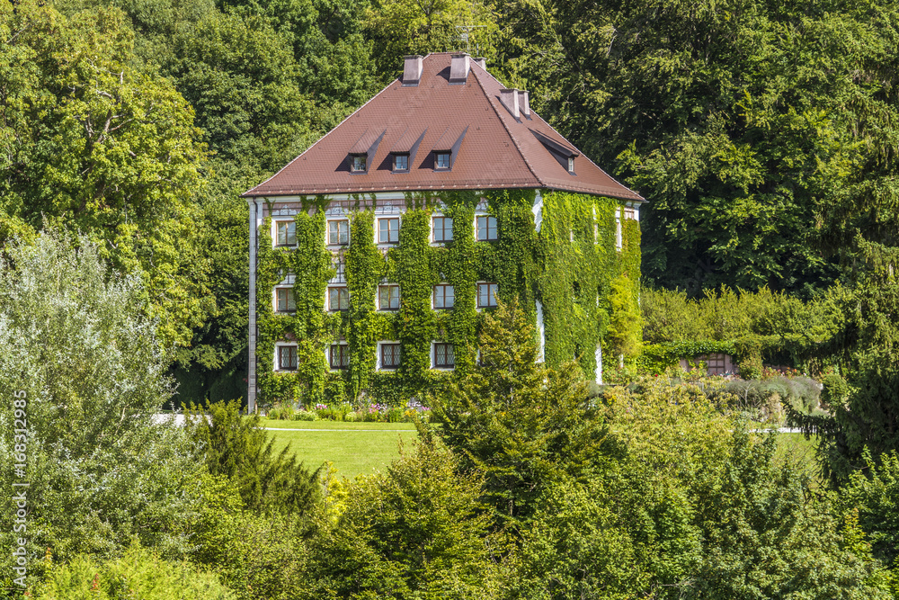 Sommerresidenz von König Ludwig II. Schloss Berg am Starnberger See - gesehen vom Wasser aus