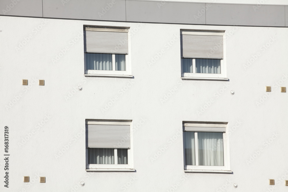 Fenster mit heruntergezogenen Rolläden