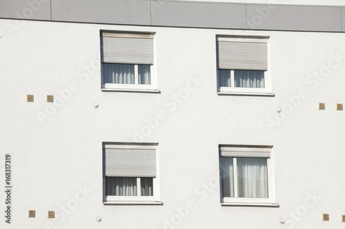 Fenster mit heruntergezogenen Rolläden photo