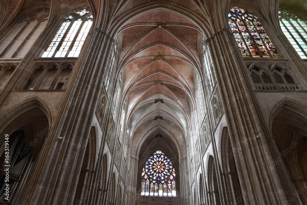 Nef et vitraux de la cathédrale d'Auxerre en Bourgogne, France Nef et vitraux de la cathédrale d'Auxerre en Bourgogne, France