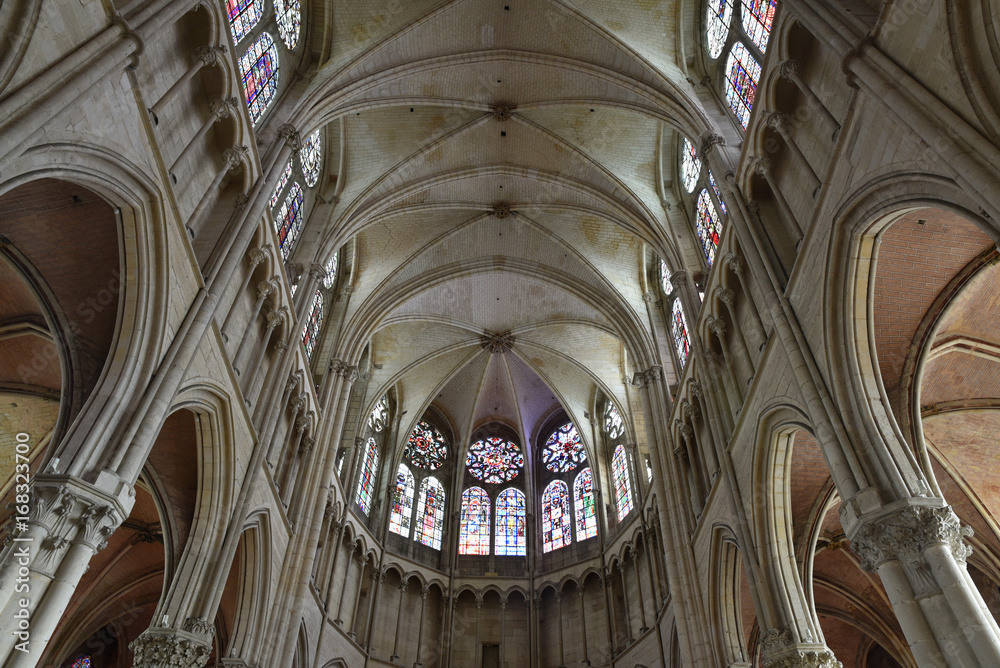 Voûtes et vitraux de la cathédrale d'Auxerren en Bourgogne, France