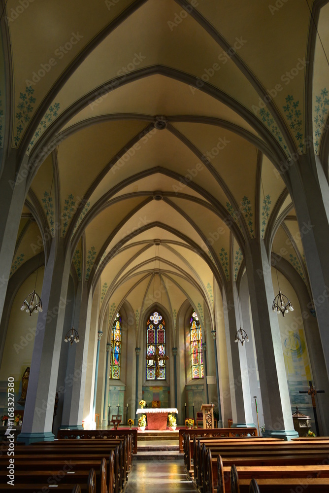 Innenansicht der katholischen Kirche St. Jakobus d. Ältere in Stromberg Hunsrück 