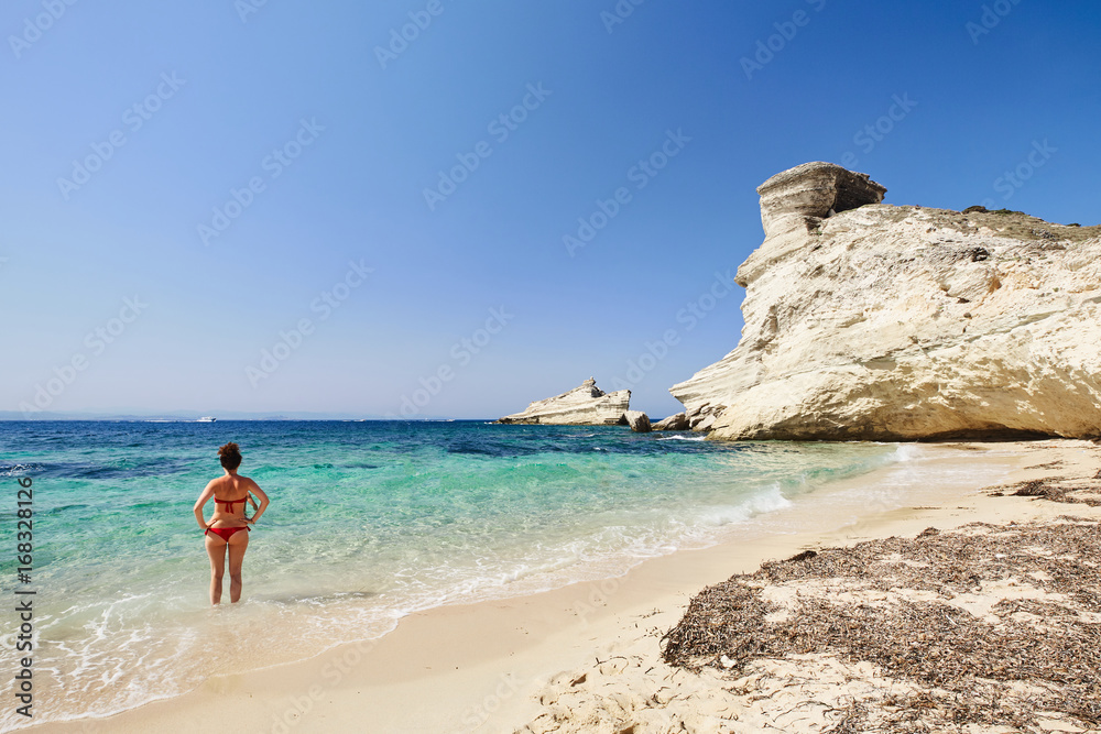 Ragazza con tanga rosso di spalle al mare in Corsica spiaggia bianca Stock  Photo | Adobe Stock