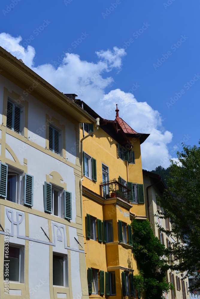 Fototapeta premium Malerische Altstadtgassen in Schlanders-Südtirol 