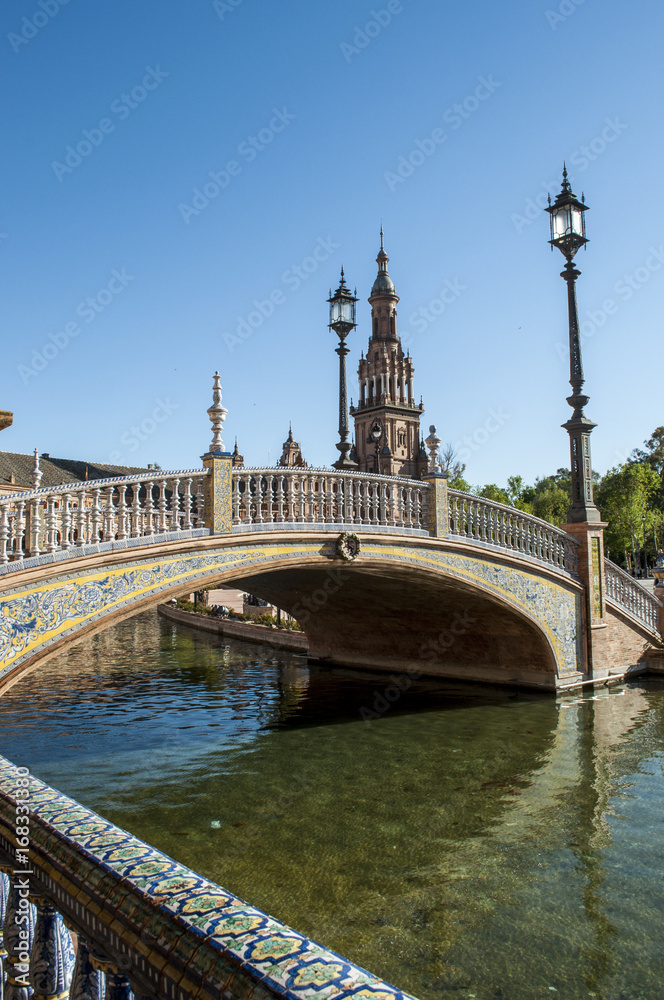 Spagna: uno dei ponti sui canali di Plaza de Espana, la piazza più famosa di Siviglia costruita nel 1928 in stile moresco per l'esposizione Iberoamericana del 1929