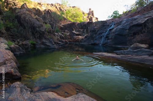 Oberer Becken von Gunlom Wasserfall im Kakadu NP in Australien