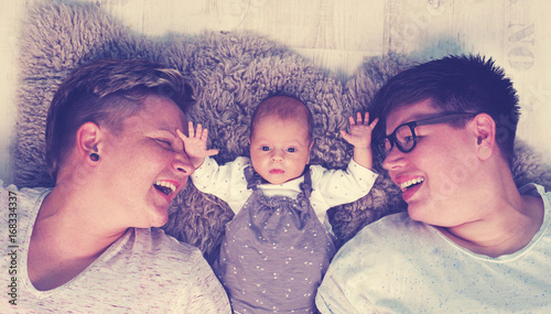 Eltern gleichgeschlechtlich mit Baby