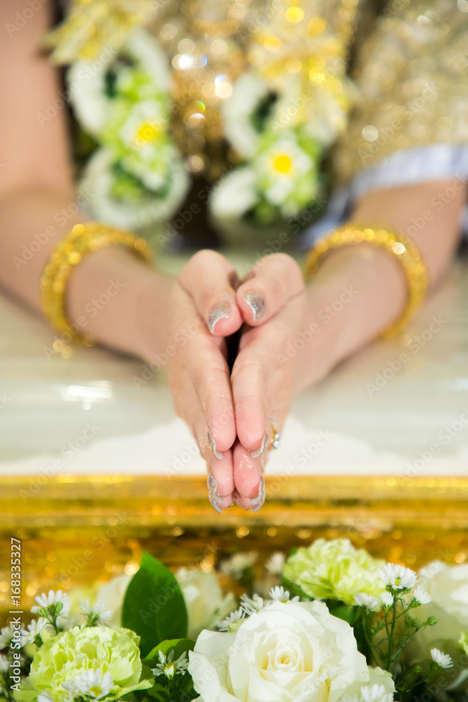 Foto De Hands Pouring Blessing Water Into Bride S In The Wedding